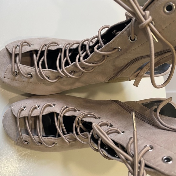 ☀️SALE☀️ REBECCA MINKOFF Elle Suede Lace-Up Open Toe Wedges. - Picture 3 of 7